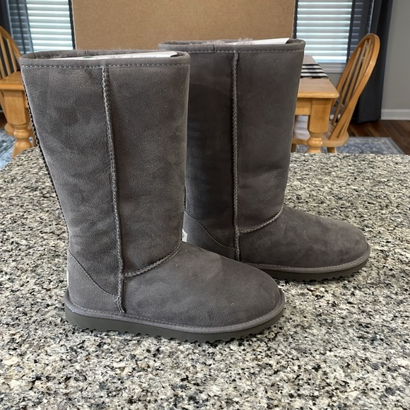 🎉HOST PICK🎉 UGG Classic Tall (Big Kid 5) - Picture 3 of 7